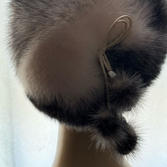 Luxurious Mink Fur Hat with Pom Poms - Picture 5 of 8